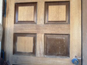 施工中　玉名市にて住宅ドア塗装