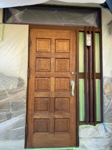 施工中　玉名市にて住宅ドア塗装